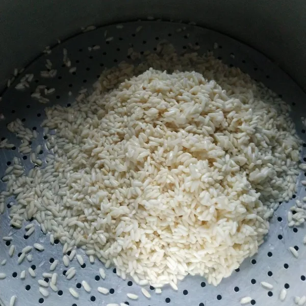 Kukus beras ketan hingga setengah matang.