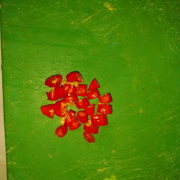 Potong kecil-kecil cabe rawit.