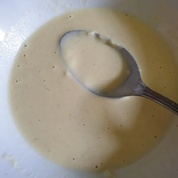 Campurkan tepung crispy dan air lalu aduk rata