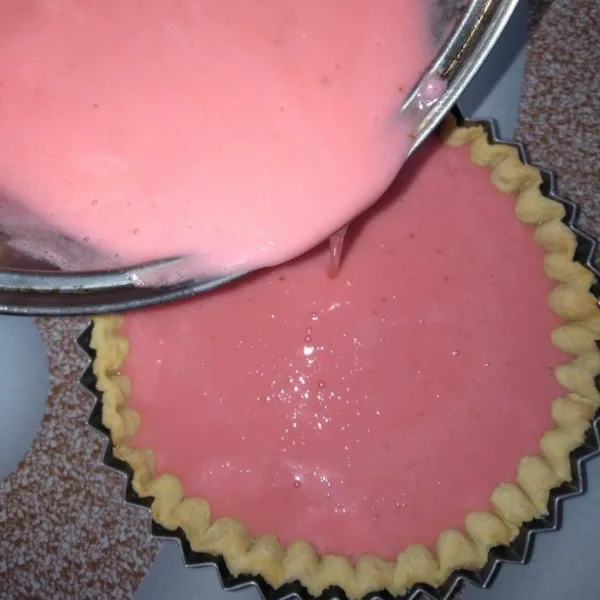 Tuang pudding pie di atas kulit