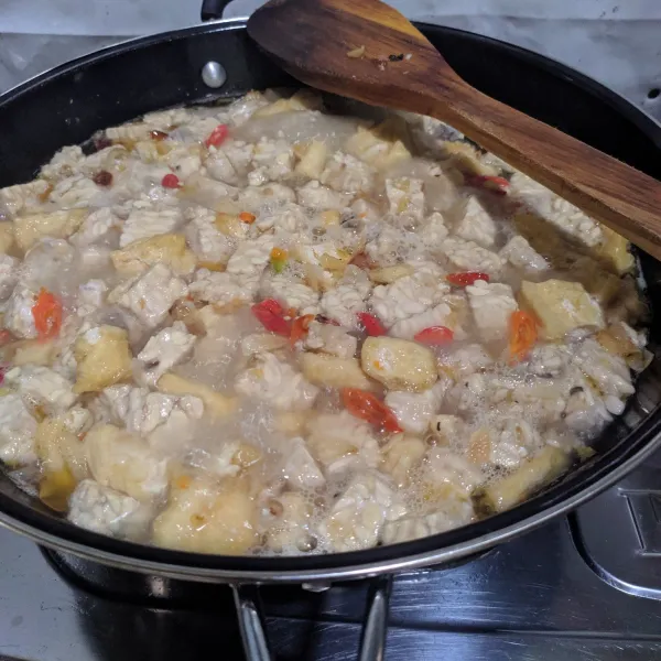 Masukkan tempe dan tahu kemudian tuang air secukupnya, masak hingga mendidih.