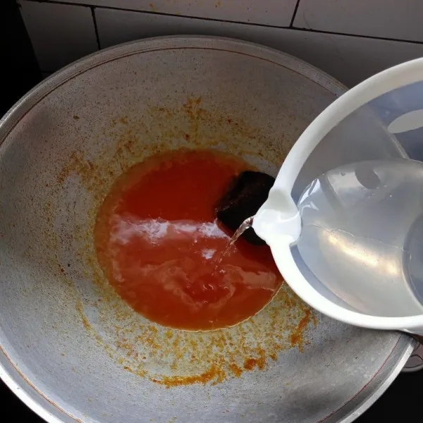 Tambahkan air, tunggu hingga mendidih.