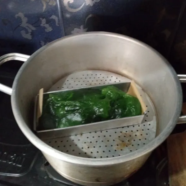 Masukkan ke dalam loyang yang telah di olesi minyak tipis-tipis lalu kukus kurang lebih 15 menit, kukusan sebelumnya sudah di panaskan dulu ya