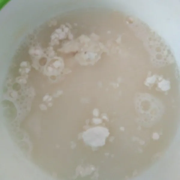 Dalam wadah campur tepung terigu, garam dan air. Aduk rata.