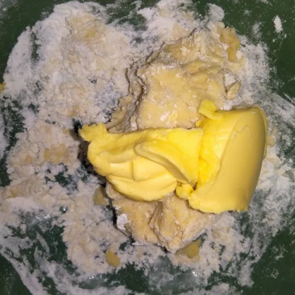 Campur semua bahan kulit pie kemudian uleni hingga tercampur rata. Masukkan margarin/butter