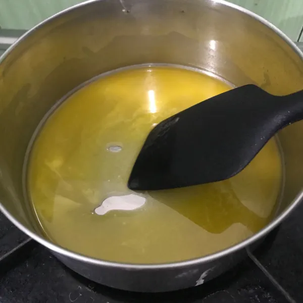 Cairkan margarin, cukup lelehkan saja tidak perlu mendidih