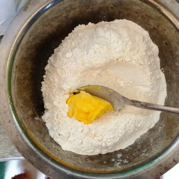 Masukkan terigu, tepung beras, garam, vanili, gula dan margarin ke dalam wadah.