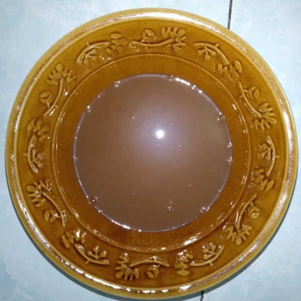 Masukkan pasta cokelat. Aduk hingga tercampur rata kemudian saring agar tidak ada adonan yang menggumpal.