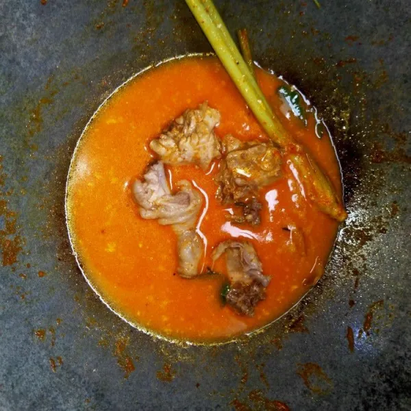 Tambahkan air, gula, garam, penyedap rasa dan ayam.