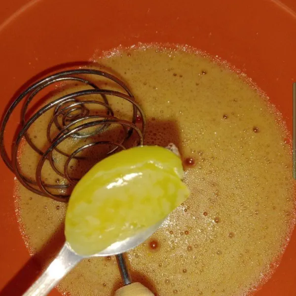 Siapkan wadah lain. Masukkan telur, gula pasir, dan vanili. Kocok hingga berbusa. Kemudian masukkan sp.