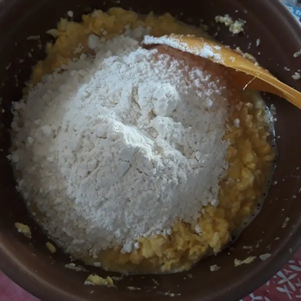 Tambahkan tepung terigu, kaldu bubuk, gula, garam dan lada bubuk, aduk hingga tercampur rata.