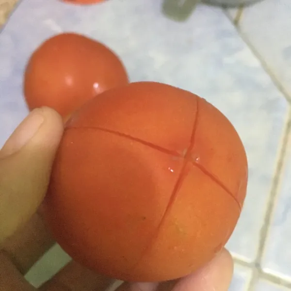 Belah bagian bawah tomat seperti digambar