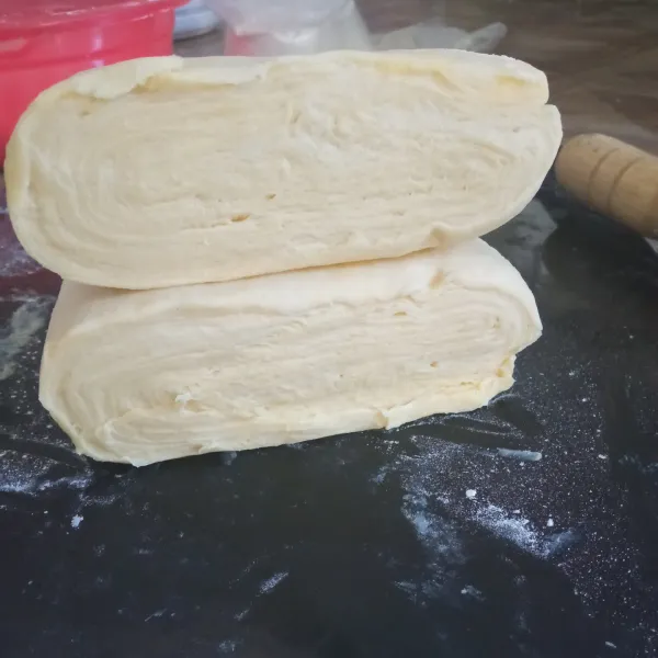 Masukkan korsvet ke dalam plastik persegi panjang, pipihkan, lalu simpan ke dalam kulkas hingga mengeras. Siapkan bahan kulit, campurkan dan uleni bahan kering hingga rata, kemudian masukan telur dan air bertahap. Setelah kalis pipihkan adonan, letakan korsvet di atas tengah dan lipat seperti amplop, lalu gilas kembali menjadi panjang dan lipat menjadi 3 bagian, gilas kembali seperti tadi lalu lipat kembali, ulangi hingga 3 kali menggilas. Untuk lebih jelasnya cek resep puff pastry sebelumnya.