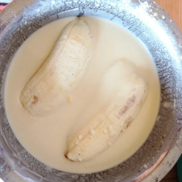 Celupkan pisang ke dalam adonan tepung.