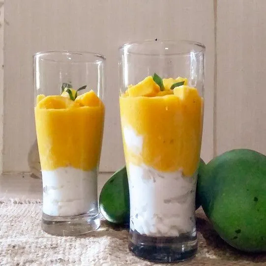 Tambahkan toping potongan buah mangga. Bubur sumsum saus mangga siap disajikan.