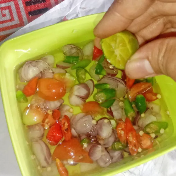 Beri air, garam, gula, dan perasan jeruk.