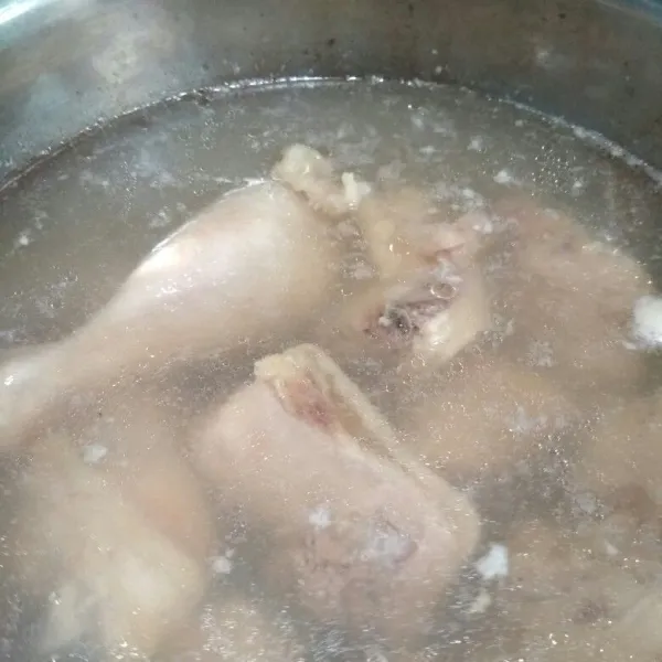 Cuci bersih ayam, rebus selama 10 menit, angkat, siram air dingin