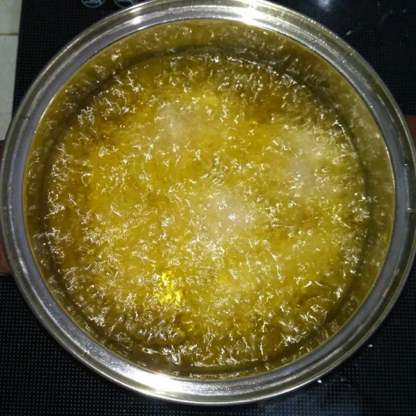 Goreng pempek sampai terbentuk lapisan di sekitarnya. Sesuaikan warna pempek yang diinginkan, baik masih putih maupun agak kecoklatan.