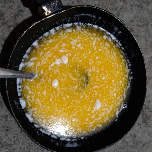 Campur margarin leleh dan santan kental. Aduk rata