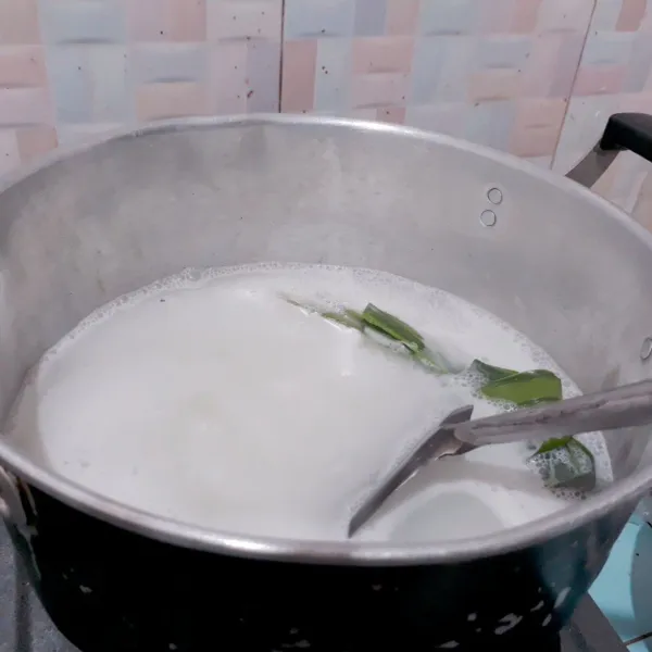 Campur air, pandan, garam, gula & skm. Masak hingga mendidih. Masukkan santan, masak kembali hingga mendidih.