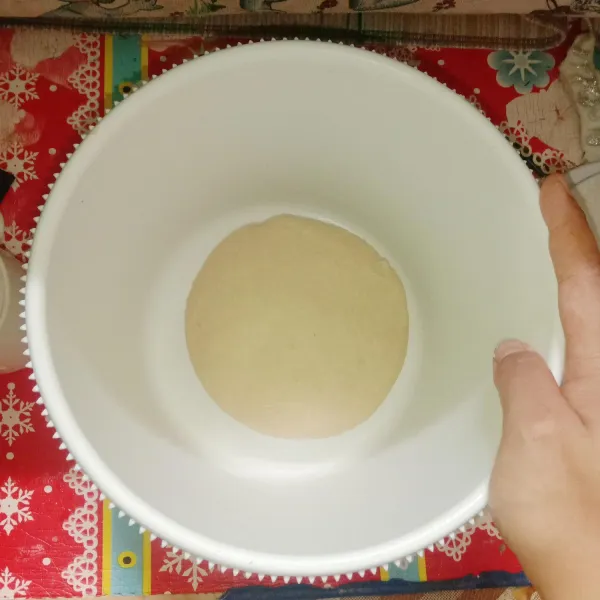 Tanda adonan kalis elastis : tidak ada adonan yang menempel di wadah. Lalu tutup wadah dengan plastic wrap. Diamkan satu jam hingga adonan membesar dua kali lipat.