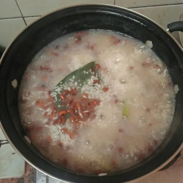 Aroni beras seperti biasa. Setelah air mulai menyusut, masukkan kacang tolo.