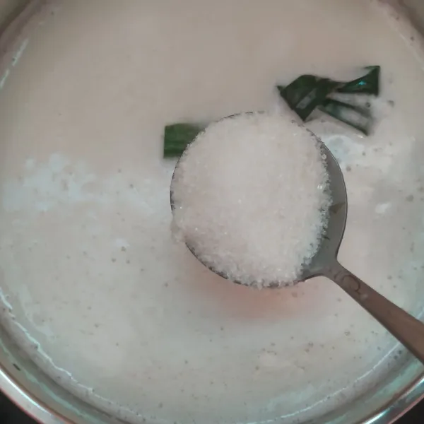 Setelah selesai, masak susu kedelai beri gula, garam dan daun pandan.