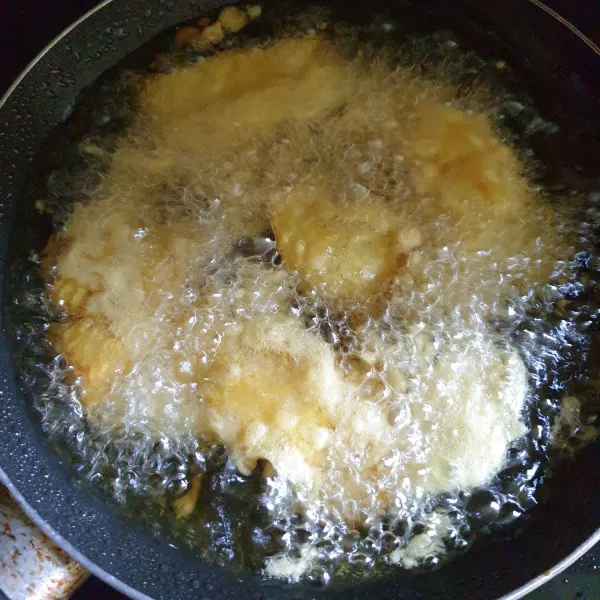 Lalu goreng di minyak panas kira-kira 180° derajat celcius dan goreng sampai kecoklatan