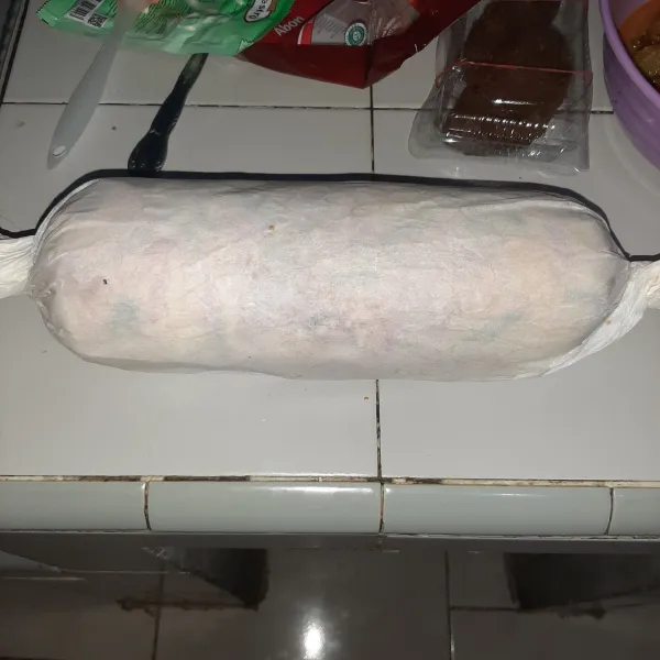 Gulung perlahan sambil ditekan agar padat. Kunci bagian kiri dan kanan agar baking paper mengunci rapat roti. Biarkan hingga roti menjadi dingin baru bungkus dibuka. Belah menjadi 4 atau 8 (sesuai selera). Roti siap dihidangkan. Kalau sangat suka abon, boleh juga setelah dipotong, bagian pinggirnya diolesi mayonaise lagi dan ditaburi abon. Selamat menikmati. So yummy.