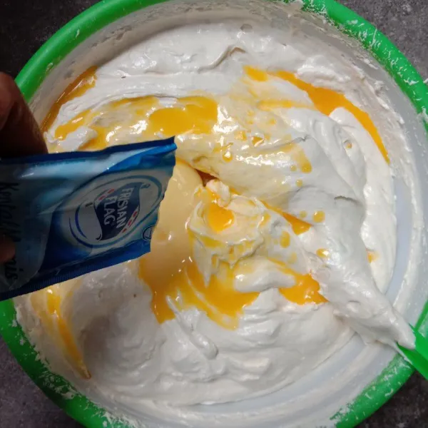 Masukkan margarin leleh dan susu kental manis. Aduk balik sampai homogen.