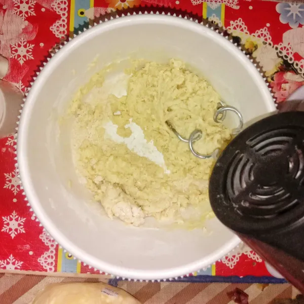 Mixer sampai rata. Lalu tambahkan butter dan garam. Mixer kembali.