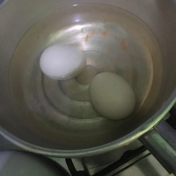 Rebus telur selama 3 menit lalu pindahkan segera ke air dingin