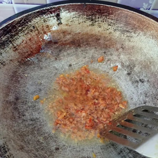 Panaskan sedikit minyak goreng. Tumis bumbu halus sampai harum dan matang.