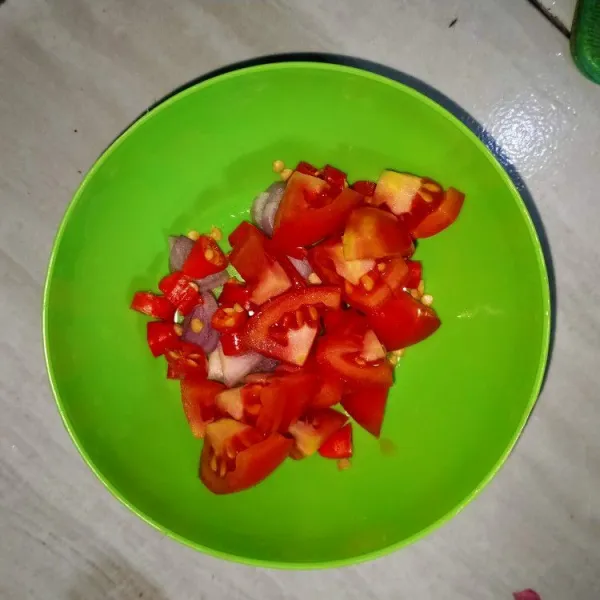 Masukkan tomat yang sudah dipotong kecil-kecil.