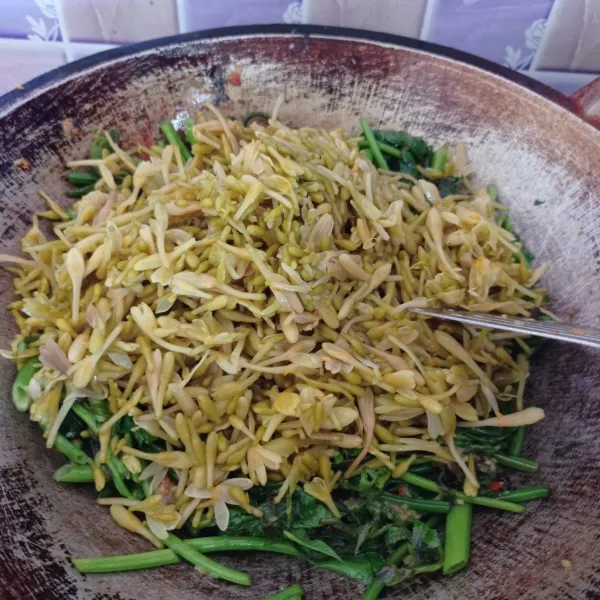 Masukkan bunga pepaya, aduk rata.