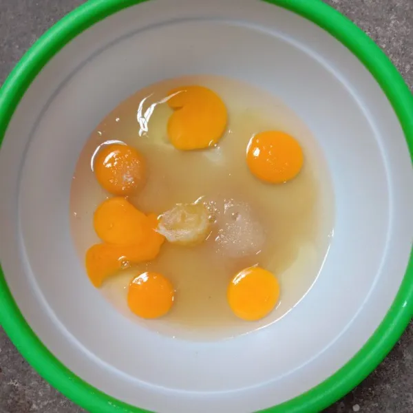 Masukkan dalam wadah besar telur, gula dan SP.