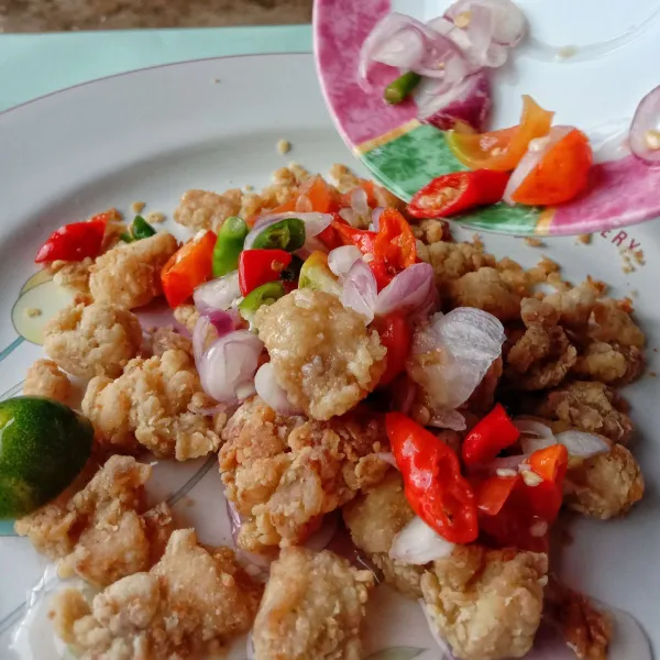 Tuang sambal colo ke atas ayam, sajikan.
