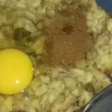 Masukkan telur, gula, garam dan kayu manis bubuk.