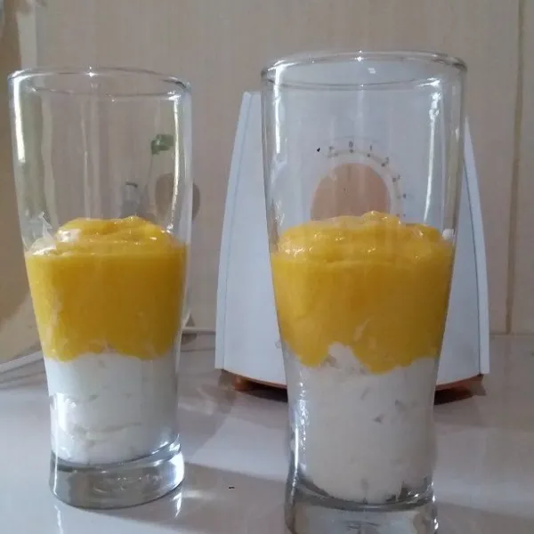 Siapkan wadah saji. Masukan bubur sumsum secukupnya. Tuang saus mangga sesuai selera.