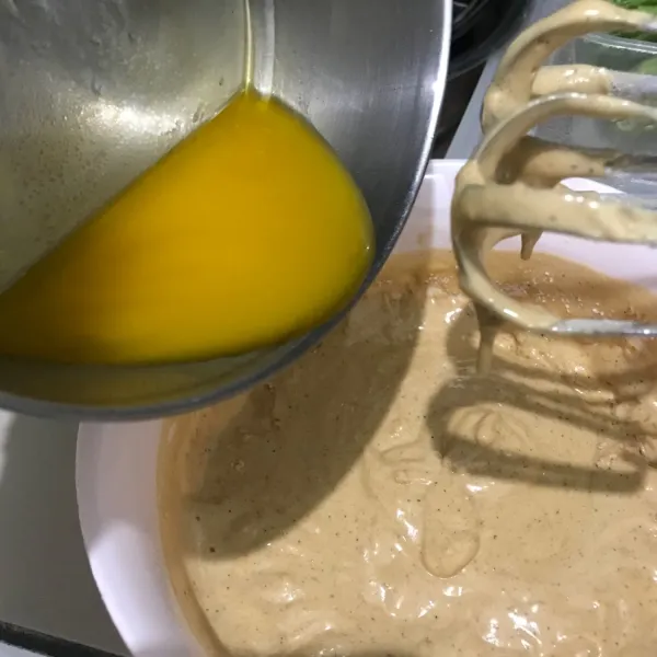 Masukkan margarin cair dan aduk rata perlahan