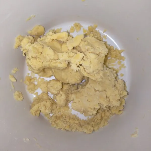 Masukkan kuning telur, aduk rata.