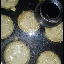 Panaskan cetakan. Oles dengan sedikit margarin. Tuang hingga 3/4 cetakan. Panggang hingga matang kecoklatan kedua sisinya. Angkat dan hidangkan hangat.