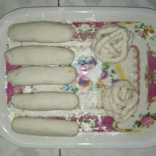 Berikut gambar pempek yang telah selesai di bentuk. Untuk pempek keriting saya menggunakan piping bag, bentuk pempek seperti mie. Dan untuk pempek panjang caranya dengan mengambil adonan segenggam kecil tangan lalu bentuk bulat panjang. Perlu diingat ketika memegang adonan tangan harus diberikan tepung tapioka. Gunanya agar adonan tidak lengket di tangan.