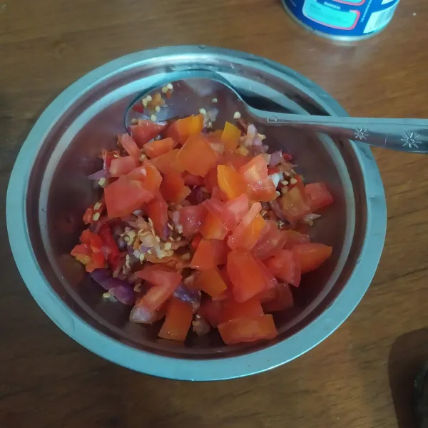 Rajang kasar bawang, cabai dan tomat.