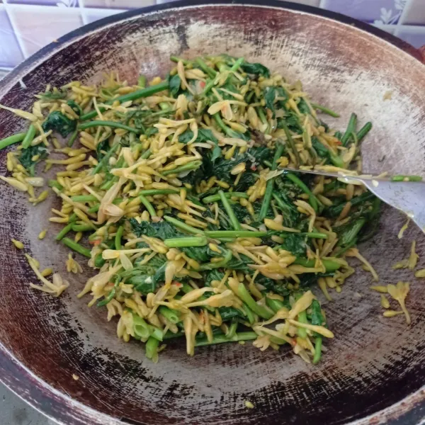 Bumbui dengan garam dan kaldu bubuk. Aduk rata, koreksi rasa. Angkat.