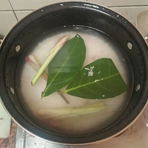 Tambahkan air secukupnya. Masukan daun salam, serai dan garam.