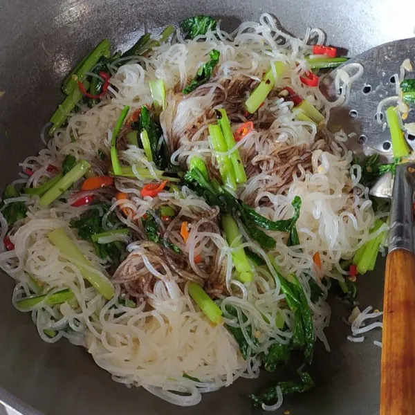 Terakhir, masukkan kecap manis. Aduk rata. Matikan api. Angkat dan siap disajikan.