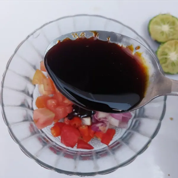Campur cabe rawit, tomat dan bawang merah. Tambah kecap, aduk rata.