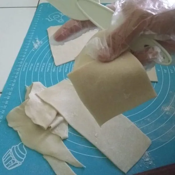 Kemudian potong kotak-kotak rata, untuk ukuran sesuai selera. Kulit pangsit siap dipakai.