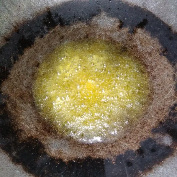 Panaskan minyak goreng dan margarin. Pastikan benar-benar panas. Goreng ayam asal saja. Angkat, tiriskan dan sajikan dengan sambal dan lalapan.
